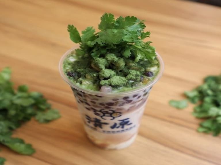 香菜控站出來！ 6 款超狂香菜飲品等你來挑戰，恨香菜聯盟：「綠成這樣合法嗎？」