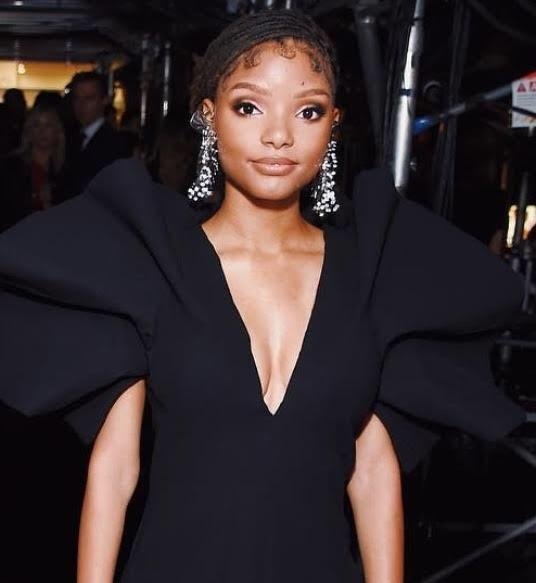 迪士尼真人版《小美人魚》來唱歌啦！Halle Bailey 現場演唱新歌〈Do It〉展現花式唱腔！
