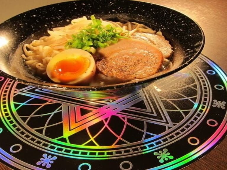 原來這就是中二的味道！日本推出超狂「中二病拉麵」，還送你搭配的魔法陣餐墊