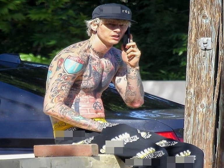 正港紋身狂魔！MGK 打赤膊秀滿身刺青上街，網友：滿到根本像穿了一件上衣！