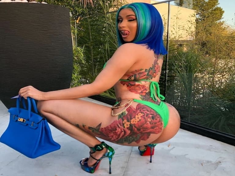 從脖子一路到大腿！Cardi B 裸體炫「超浮誇新刺青」一一拆解她瘋癲刺青的背後，竟都超有愛？