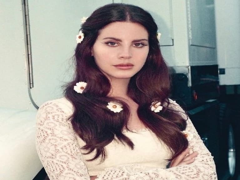 撿到槍!Lana Del Rey 點名亞莉安娜、卡蜜拉和 Cardi B「歌都在唱性感、裸體、性交」!