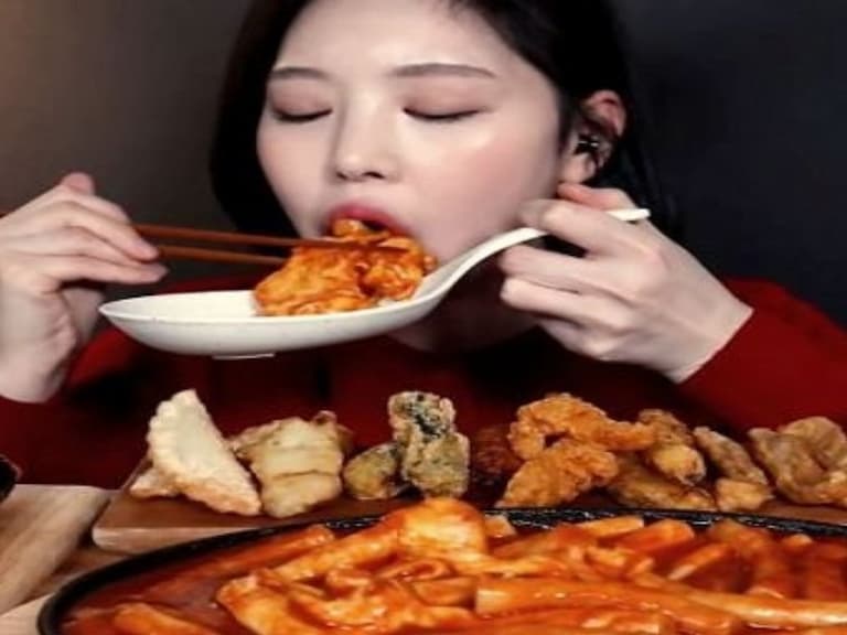 毛骨悚然!正妹大胃王吃播收音「超清楚詭異女聲」:這裡不只你一個⋯
