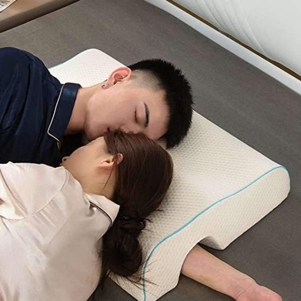 「情侶枕頭」開洞設計超火紅，讓男友的手臂終於不會再被壓到發麻！