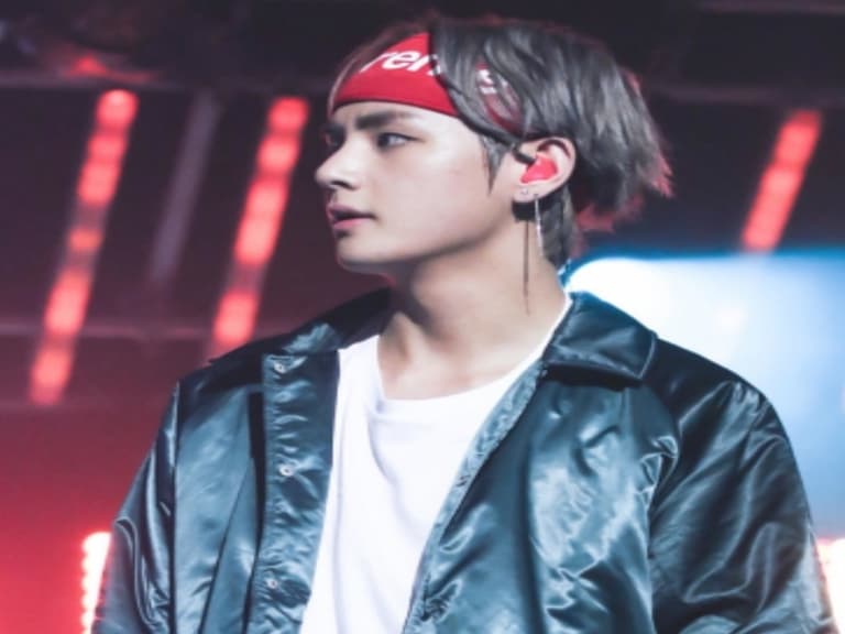 「帶貨少年團」不是叫假的！BTS 成員 V 一張推特照片意外讓身上「這件睡衣」賣到全球缺貨！