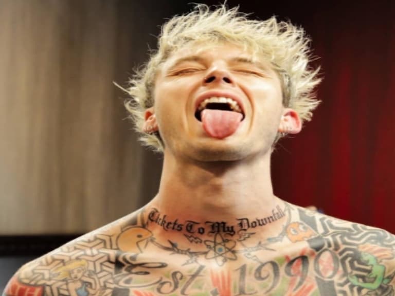 誰說饒舌歌手只愛天價！高顏值饒人 MGK 最愛這款「平價經典鞋」，網友：竟跟瘦子E.so撞鞋！