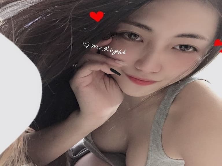 誰受得了？漏電系女神「暮光」節目上大秀「胸前神秘鍊子」甚至大膽直言：衣服是累贅！