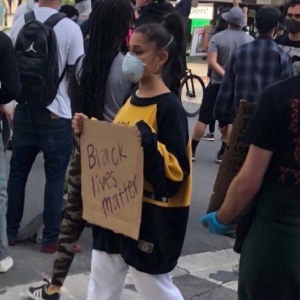 亞莉安娜、Halsey 親自上街頭參加抗議遊行，舉牌「黑人的命也是命」！