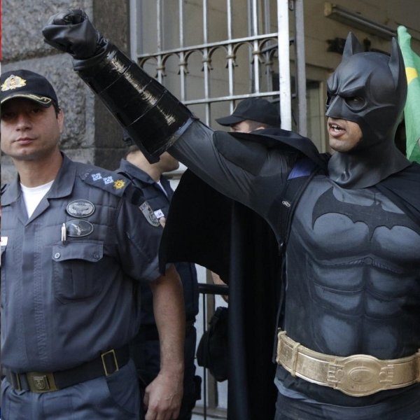 高譚市真實上演？小丑、蝙蝠俠入美國街頭抗議現場，DC 帥氣勁裝引群眾歡呼！
