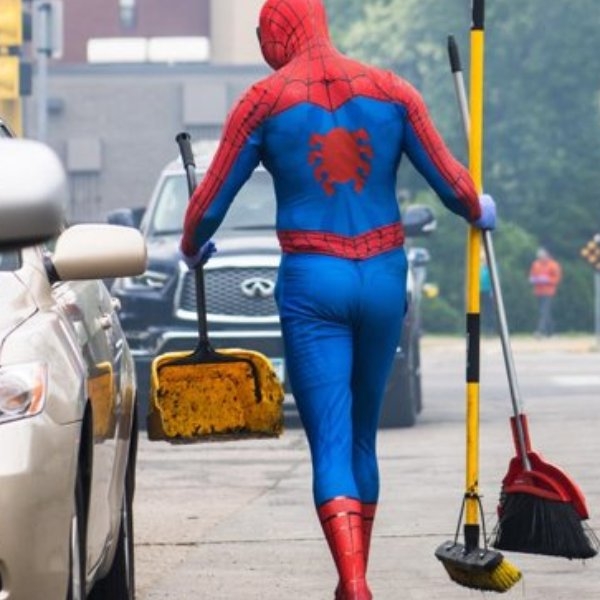 美國街頭驚現「蜘蛛人」默默打掃重建家園，網友：「果然是市民的好鄰居」