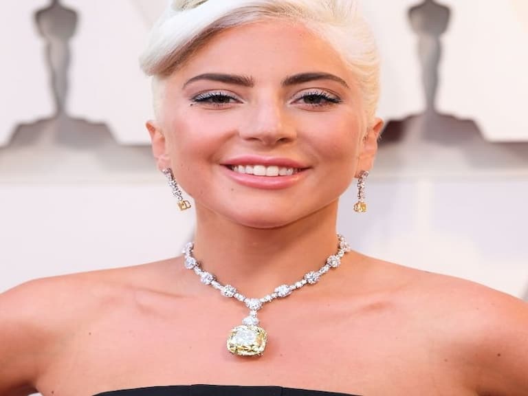 Lady Gaga 戴上 Tiffany 價值 3000 萬美元鑽石項鍊,全程被保鑣「恐怖凝視」