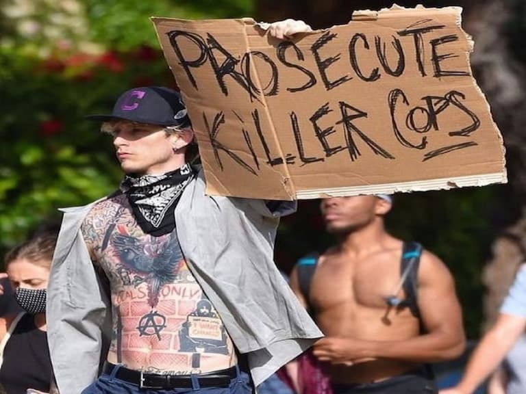 MGK 連續 4 天親自到場遊行抗議,粉絲捕捉帥氣身影!