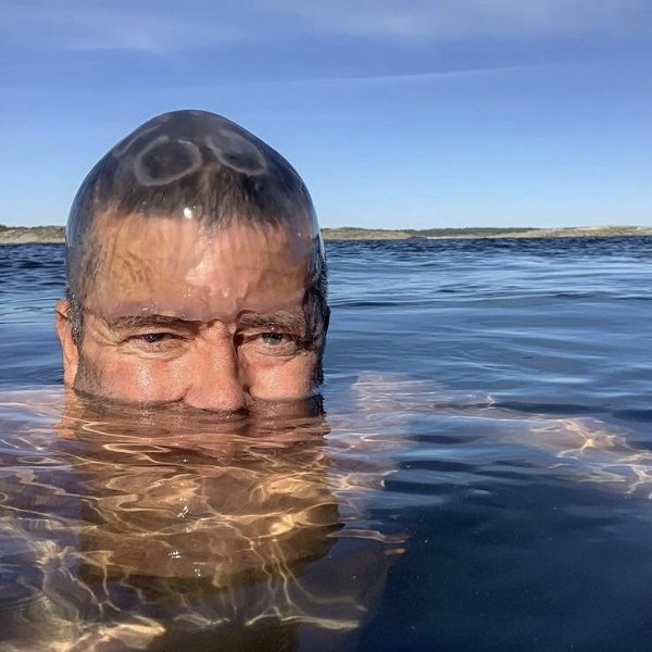 挪威第一狂人Tor Eckhoff 在海邊表演「用水母套頭」嚇歪眾人！