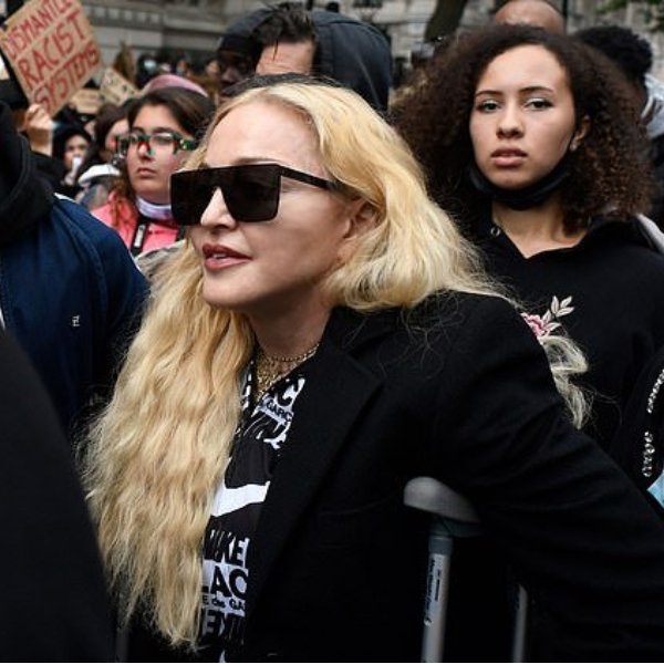 61 歲傳奇天后「瑪丹娜」拄拐杖到場支持黑人抗議遊行！