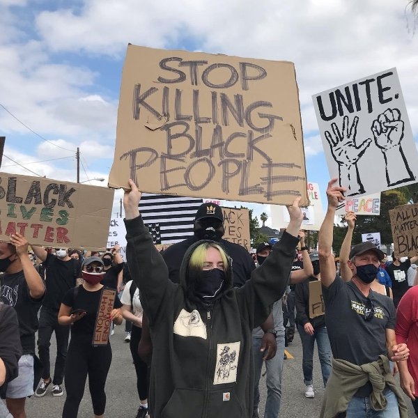 Billie Eilish 上街加入抗議遊行，舉牌呼籲「停止繼續殺害黑人」！