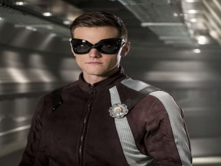《閃電俠》男星 Hartley Sawyer 遭官方開除!被挖出 10 年種族歧視、厭女言論!