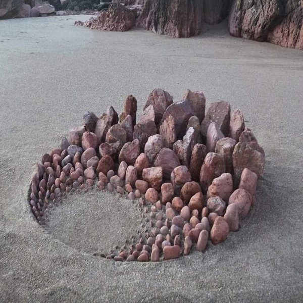 天生就是排列狂魔！藝術家在沙灘上排列出「完美石陣」，讓強迫症大喊：看得好舒服！