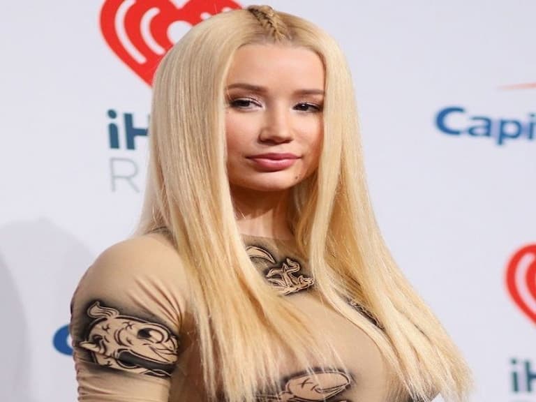 饒舌歌手 Iggy Azalea 無預警宣告當媽,與 Playboi Carti 育有一子!