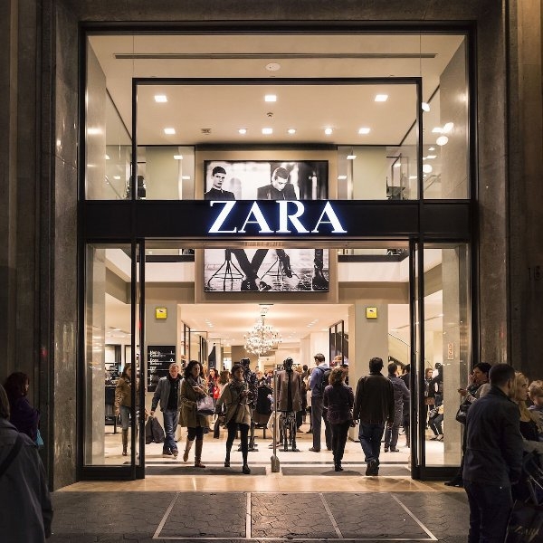ZARA 宣布「關閉 1200 家實體店鋪」，網友：時代的眼淚默默落下...