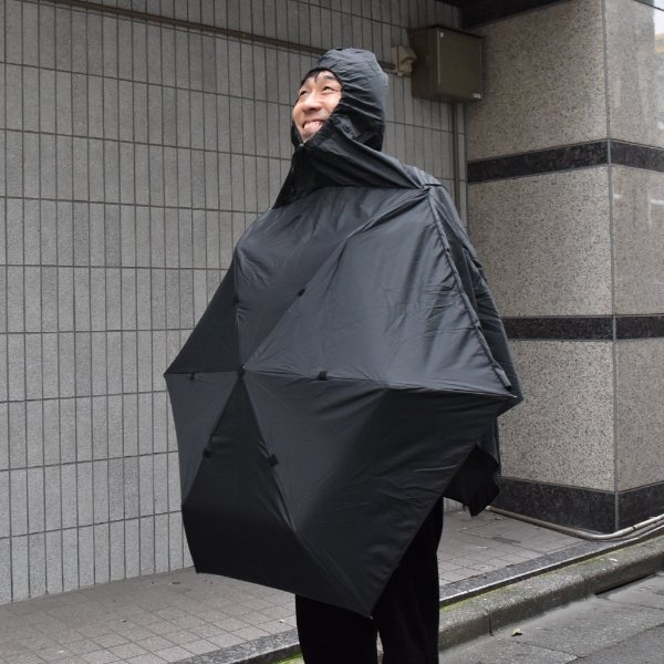 日本推出腦洞「雨傘雨衣二合一」摺疊傘，網友：「到底是哪個天才想出來的？」