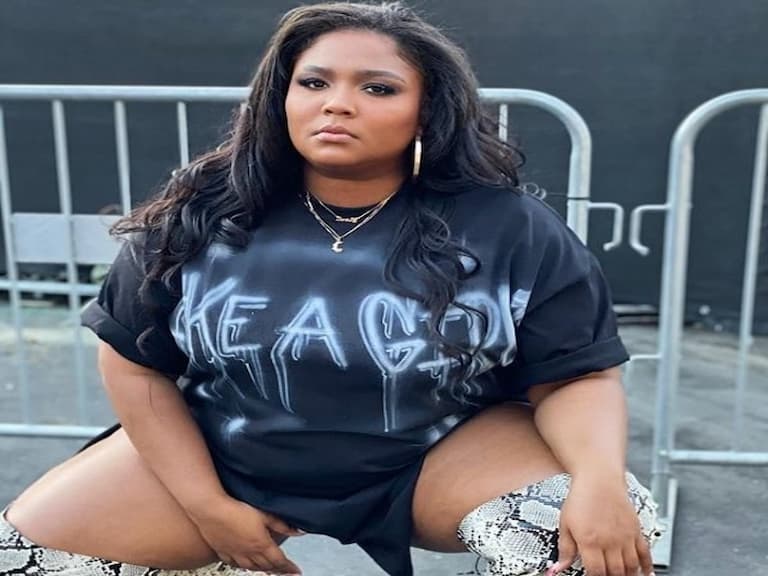 饒舌歌手Lizzo 大方秀橘皮身材、嗆酸民：我一直在健身，我的身材叫「關你屁事」！