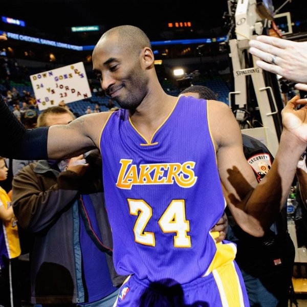 斯伯丁推出 Kobe「黑曼巴」限量簽名籃球，滿版蛇皮紋路帥到流淚！