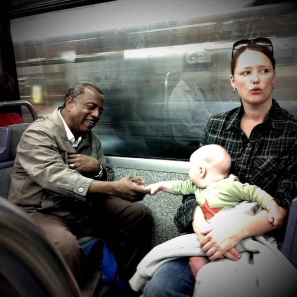 嬰兒主動牽手黑人「沒人是天生的種族歧視者」爆紅，9 年後再相見！