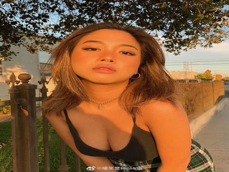 Rich Brian 戀愛了！曬與女友親密合照～網友： Rapper 的女友都是辣妹⋯