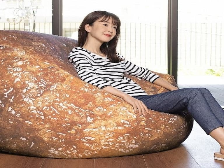 日清泡麵官推出「謎肉懶骨頭沙發」,肉汁油膩感放在房裡太逼真!