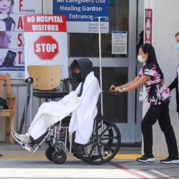 《黑豹》查德威克鮑斯曼暴瘦 2 個月後驚傳「坐輪椅送急診」