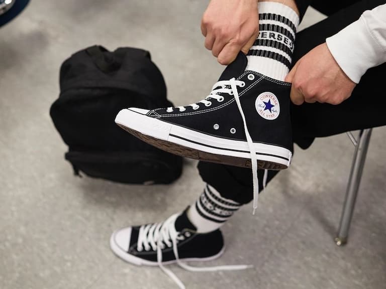 10 雙「新鮮人必買球鞋」懶人包,Nike、Converse 通通推薦給你~