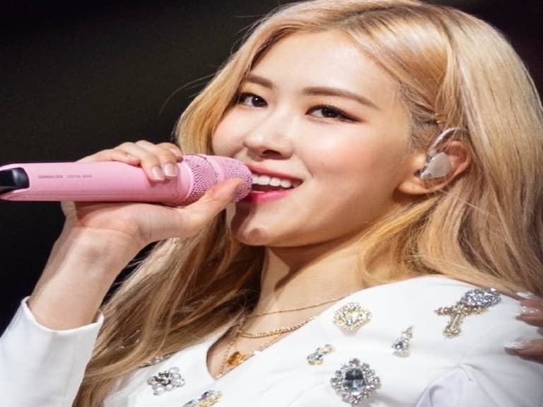 【明星也會醜】BLACKPINK Rosé「演唱美照」曝光卻引網酸：好像大嘴猴？