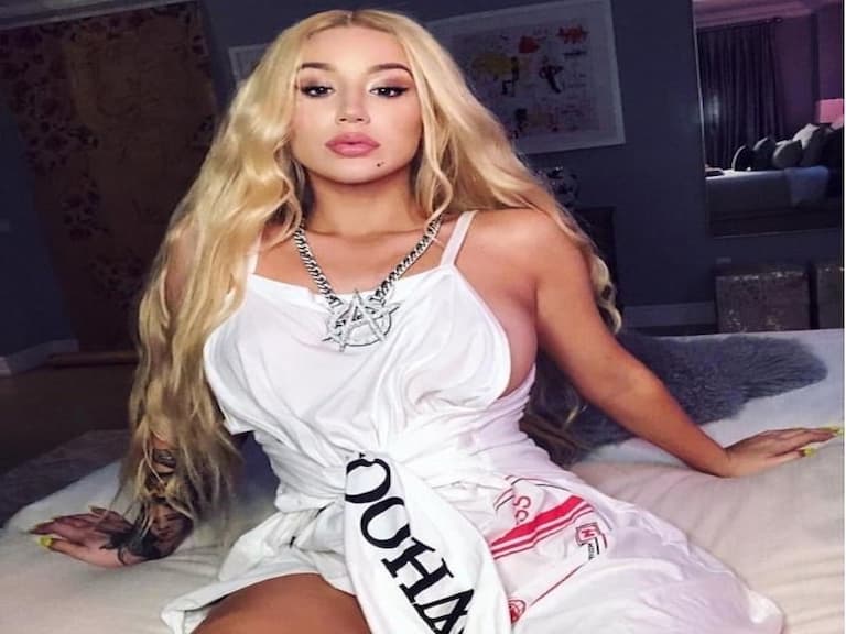 Rosalia 超會打亮、Billie Eilish 眉毛有梗...5 位樂壇「怪美女歌手」獨特氣質亮點大公開！