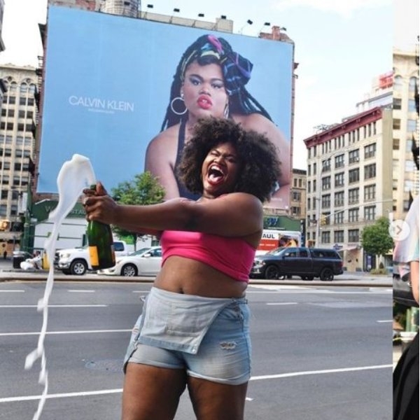 CK 簽下 Jari Jones「非裔變性女同性戀」大碼模特兒成全新代言人，引爆網友批評！