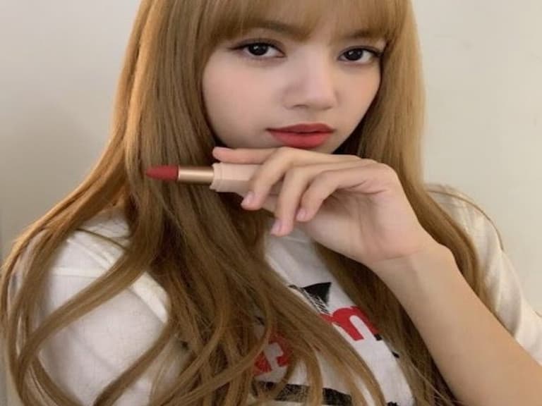 BLACKPINK 真人秀第一集曝光，Lisa 練舞暖身秀出「驚人比例長腿」引網友驚呼太扯了！