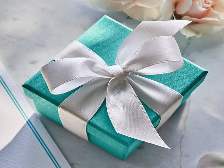 Georg Jensen、Van Cleef & Arpels...這 6 大品牌的「珠寶送禮指南」懶人包整理給你！