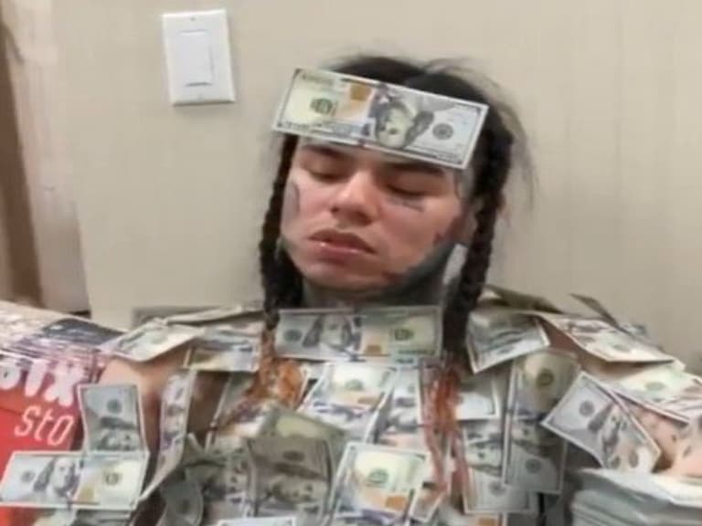 6ix9ine 從頭到腳「黏滿鈔票」炫富，有錢到不知道該往哪裡花！