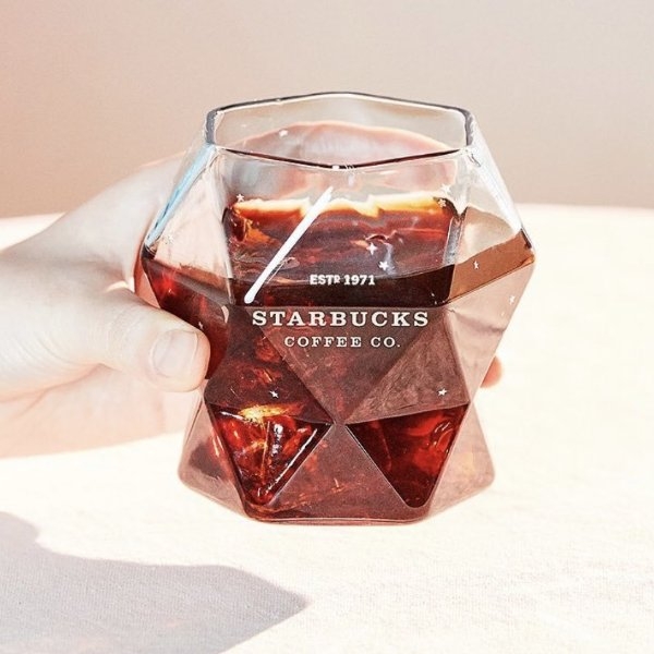 韓國星巴克推出夏季「銀河玻璃杯」，拿在手上浪漫感爆棚～