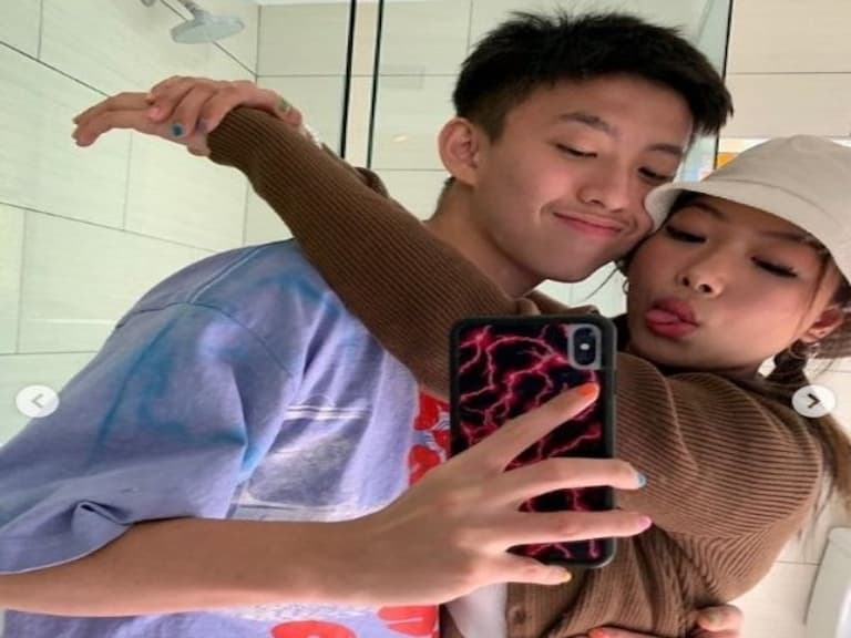 饒舌歌手都愛「塗指甲油」,Rich Brian、MGK 美甲玩出街頭帥哥新造型!