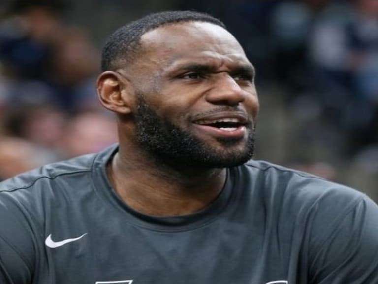 詹皇復賽隔離期間現身「NBA 2K」球場,跟網友鬥牛被打爆