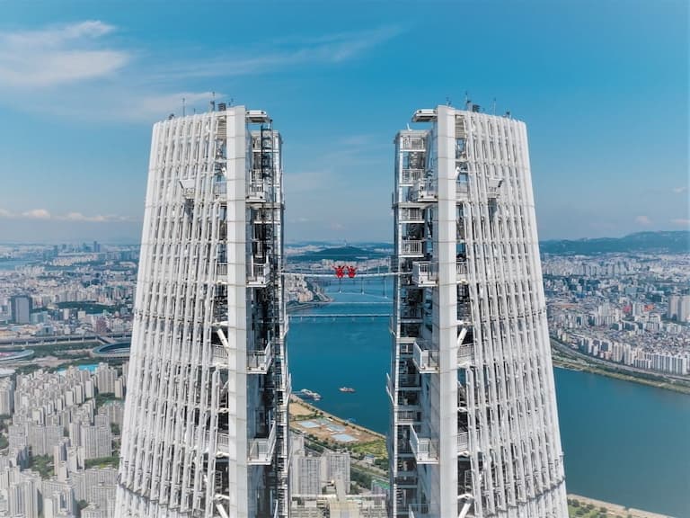 樂天世界塔徵求勇者挑戰「世界最高的天橋」，高達 541 公尺你敢走在上面嗎？