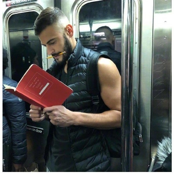 紐約地鐵「看書素人帥哥」狂破百萬網友追蹤，低調專注追求閱讀中的男人最性感！