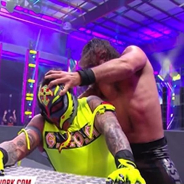 WWE 摔角巨星 Rey Mysterio 619 被對方血虐「右眼珠」當場掉出，血腥畫面引發廣大爭議