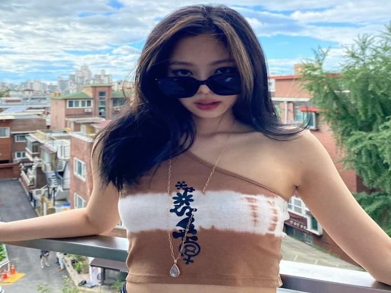一字領、不對稱無袖...就靠「美肩衫」各種搭配全公開！Jennie、泫雅都在偷穿！