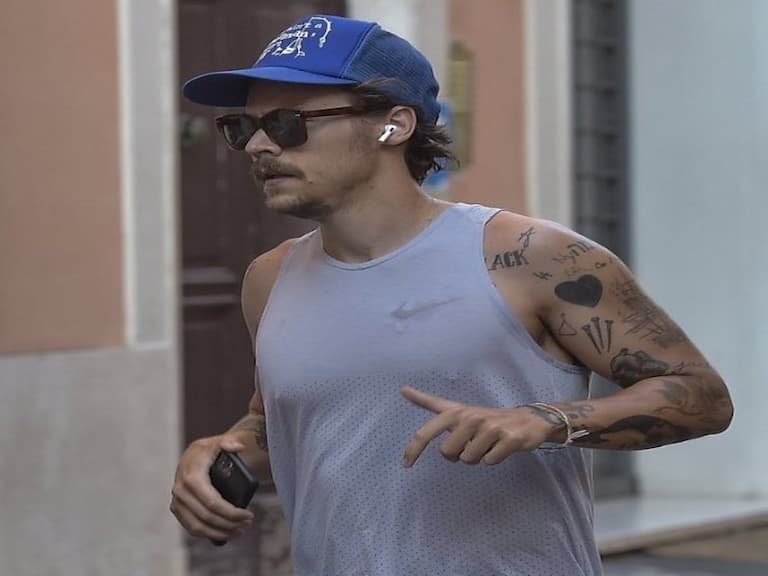 Harry Styles 蓄鬍被指「瞬間老成中年男子」,網友驚:李奧納多是你?