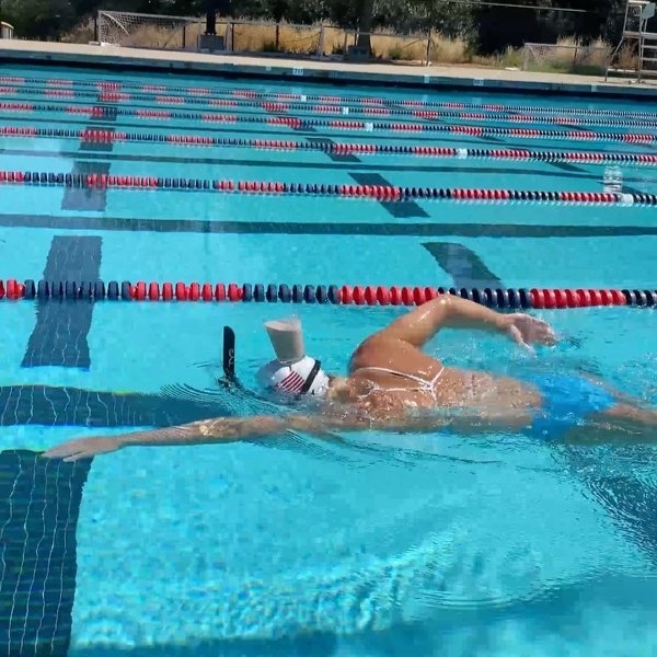 奧運金牌泳將 Katie Ledecky 「頭頂牛奶」游自由式竟一滴未灑！