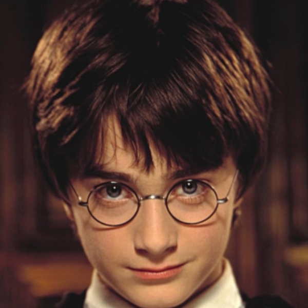 哈利波特「原版」圓框眼鏡開放競標，竟還附上 Daniel Radcliffe 親筆簽名⋯
