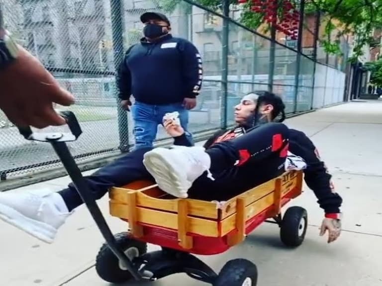 6ix9ine 全程被拉車逛大街，超跩嗆聲「這麼輕鬆的工作，我的保鑣還說想辭職？」