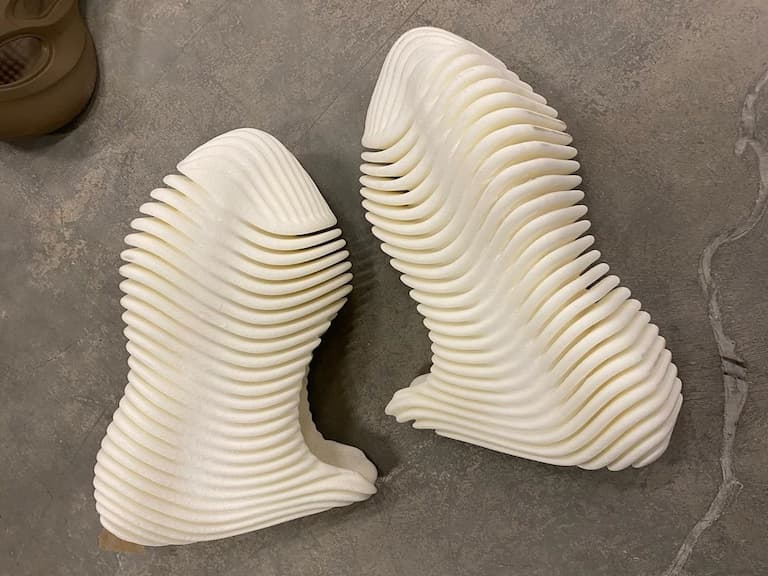 就問你一句,你敢穿嗎?肯爺親自操刀「Yeezy x D-Rose 籃球鞋」搶先曝光,鞋迷看到秒崩潰⋯