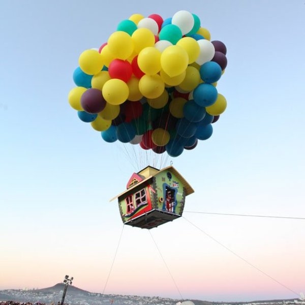 全世界最浪漫的男人！IT 男化身真人版《天外奇蹟》氣球屋飛越城市，追求「更有趣的人生」！